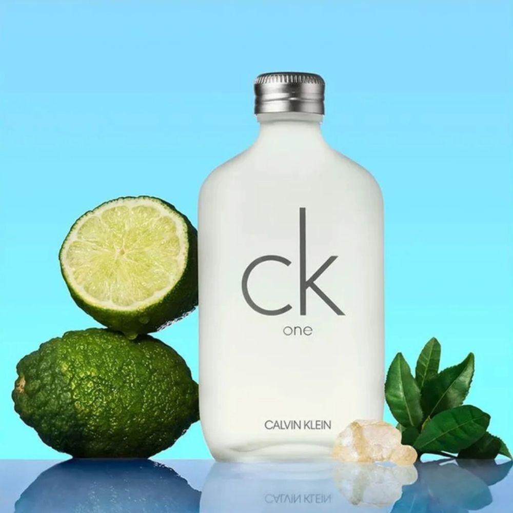 Calvin Klein Kit CK One Eau de Toilette Unissex + Body Lotion + Shower Gel + Miniatura